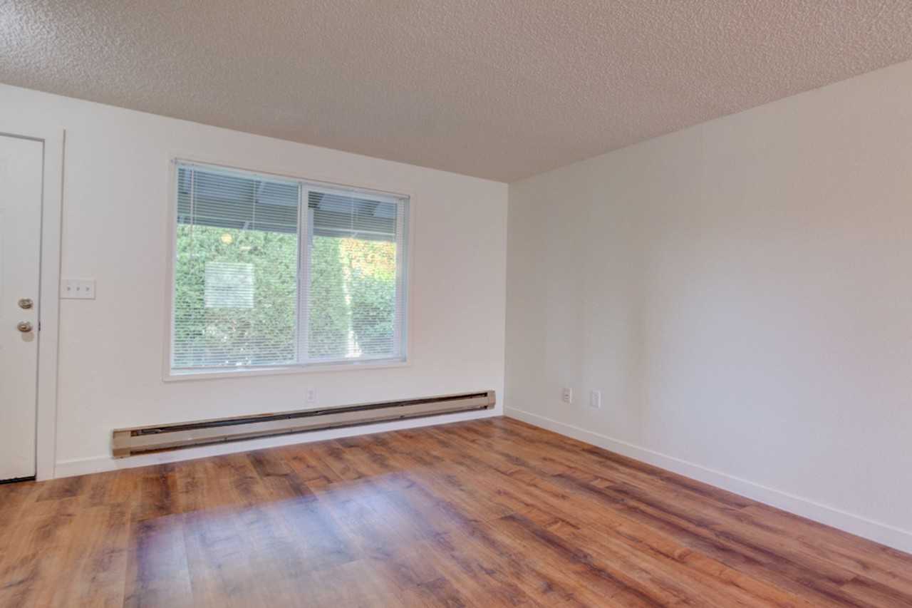 685 Se Ireland St #2 - Photo 5 of 15