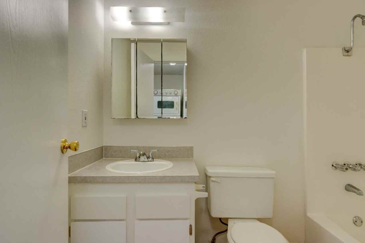 685 Se Ireland St #2 - Photo 7 of 15