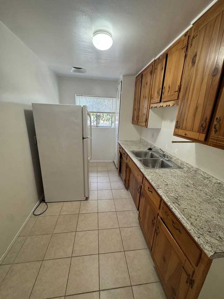 3048 Juniper St - Photo 4 of 7