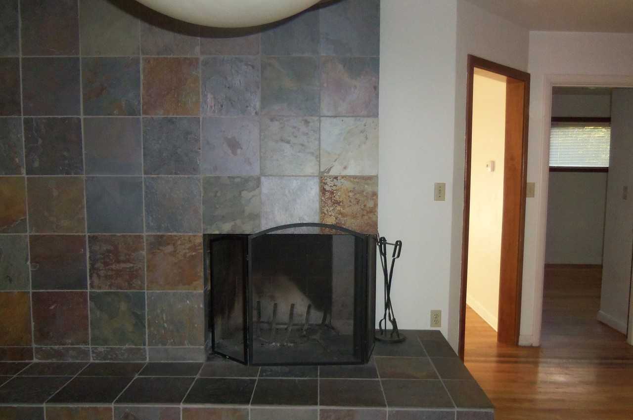 1210 Nw Spring St - Photo 5 of 17