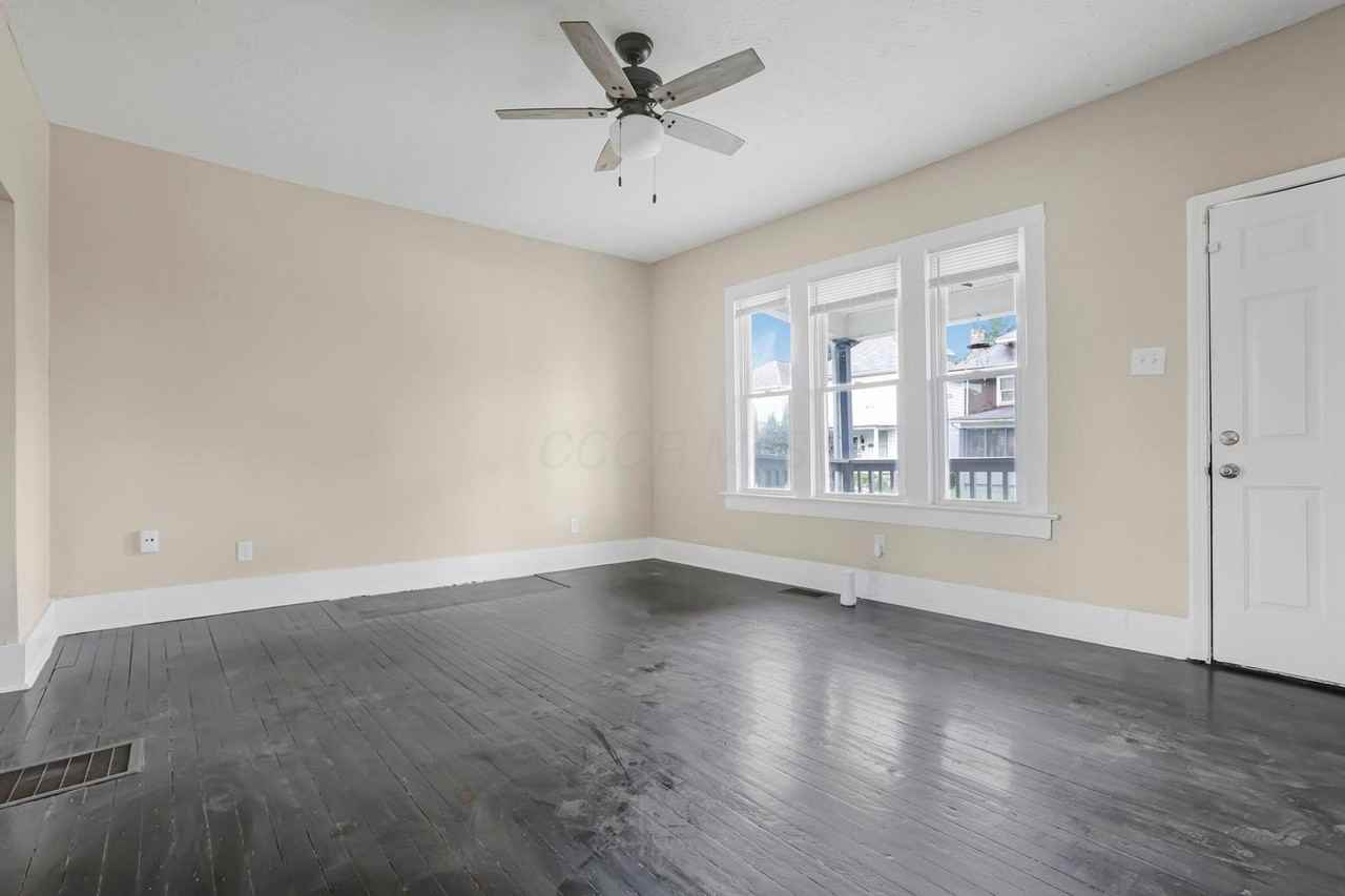 172 S Richardson Ave - Photo 6 of 32