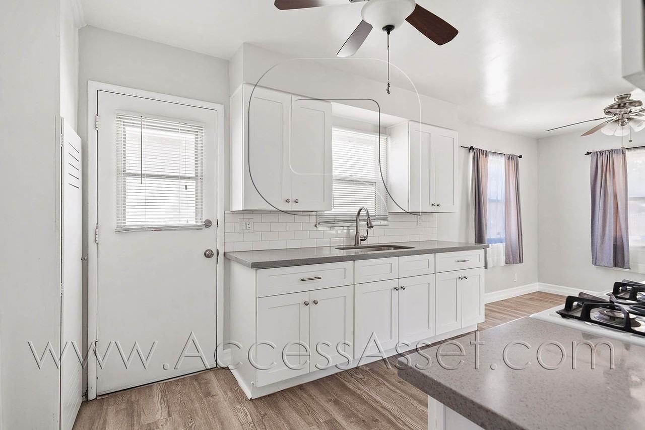 2840 N F St - Photo 4 of 24