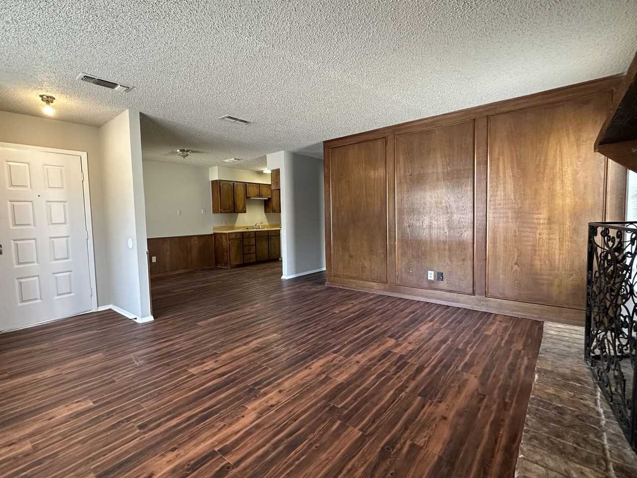 1007 Southmoor Dr - Photo 3 of 13