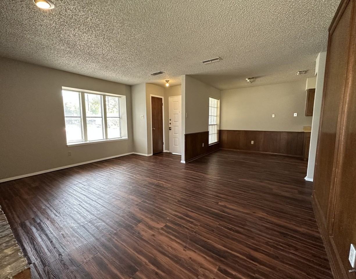 1007 Southmoor Dr - Photo 4 of 13