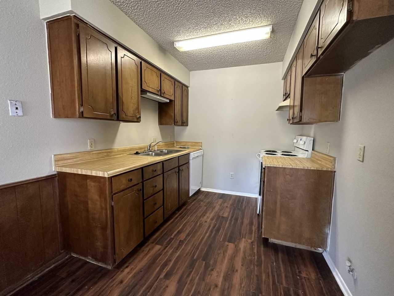 1007 Southmoor Dr - Photo 5 of 13