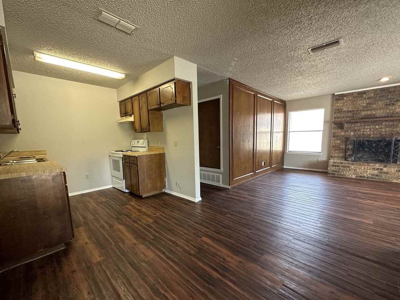 1007 Southmoor Dr - Photo 6 of 13