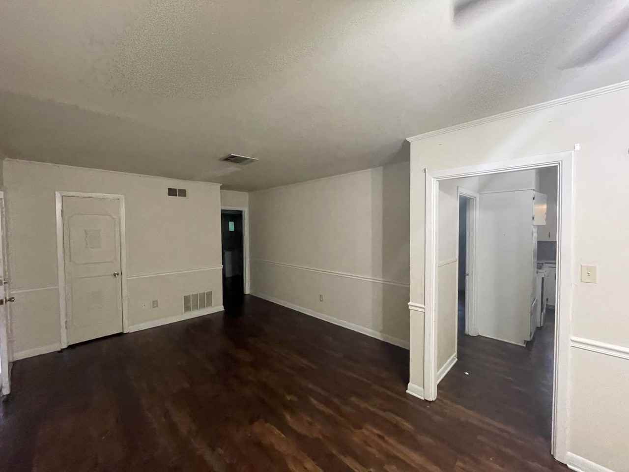 2601 Thayer St - Photo 2 of 10