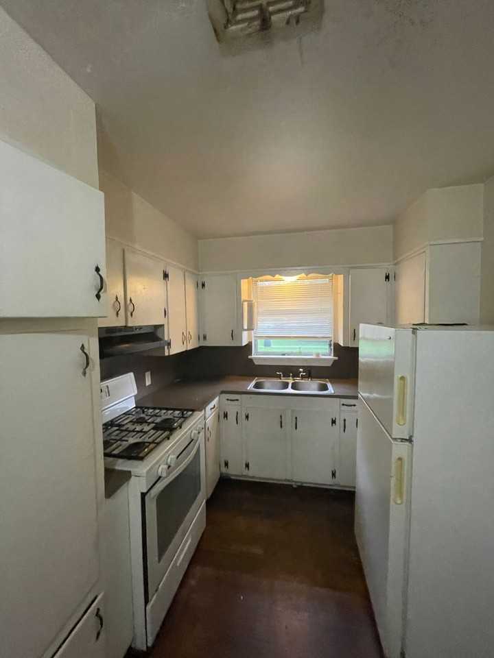 2601 Thayer St - Photo 4 of 10