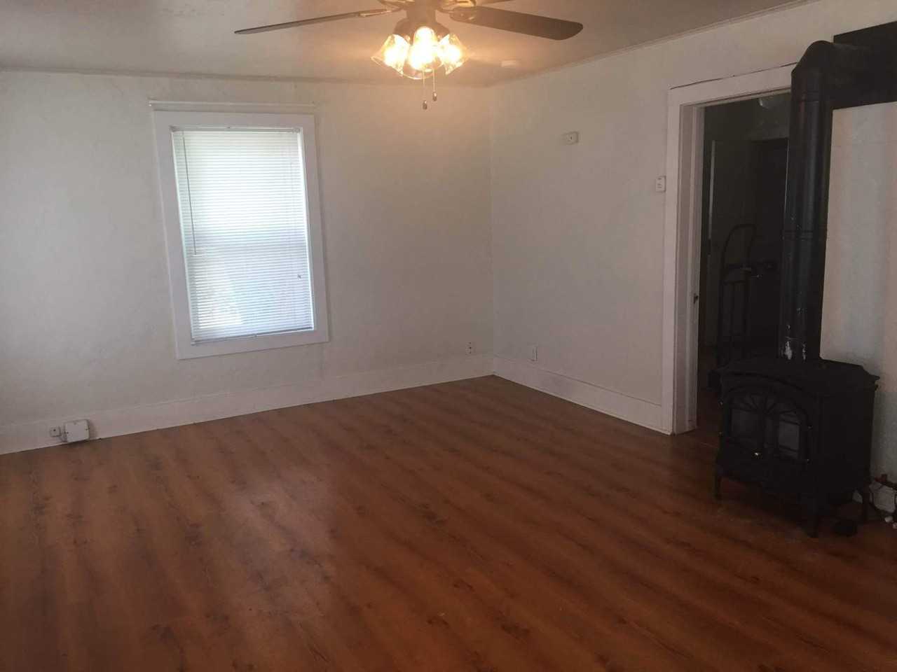 208 C St - Photo 4 of 7