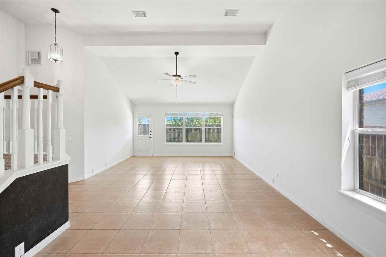 727 **RPM SELLING & LEASING** 727 Cypresswood Ridge - Photo 4 of 33