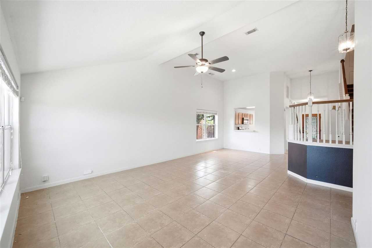 727 **RPM SELLING & LEASING** 727 Cypresswood Ridge - Photo 6 of 33