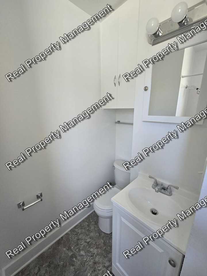 128 S Jackson St - Photo 2 of 7