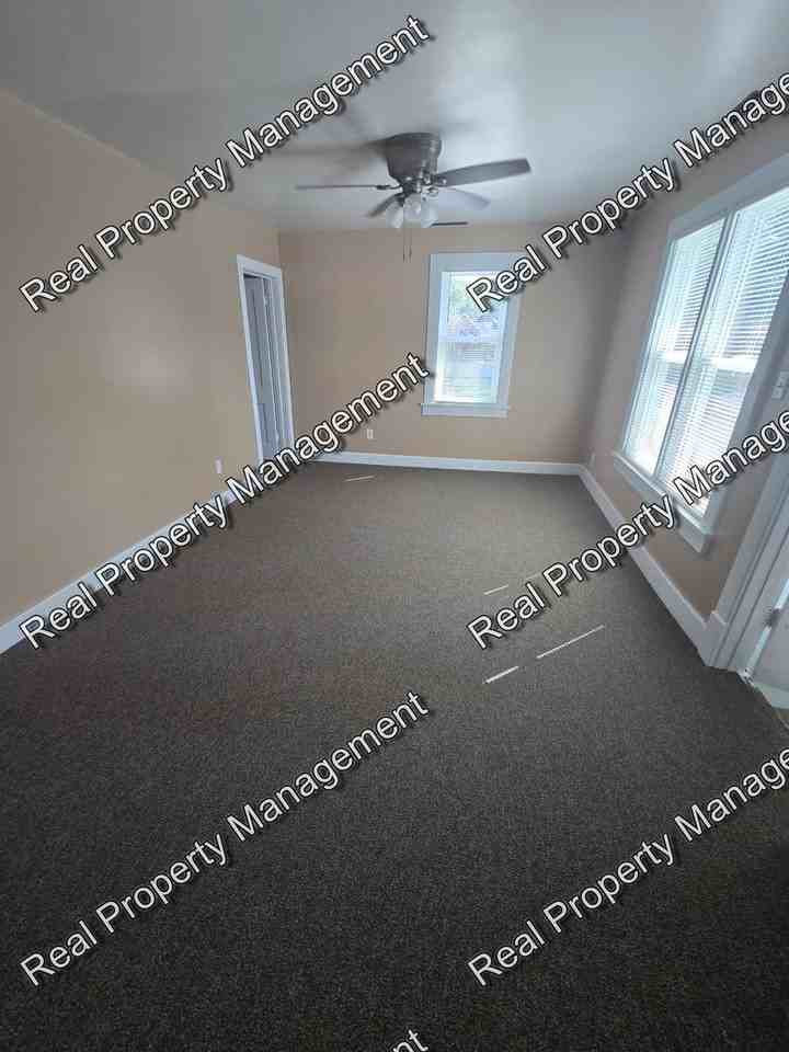128 S Jackson St - Photo 3 of 7