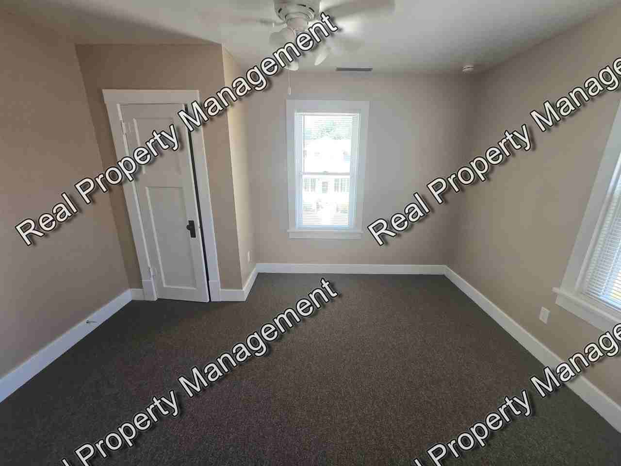 128 S Jackson St - Photo 4 of 7