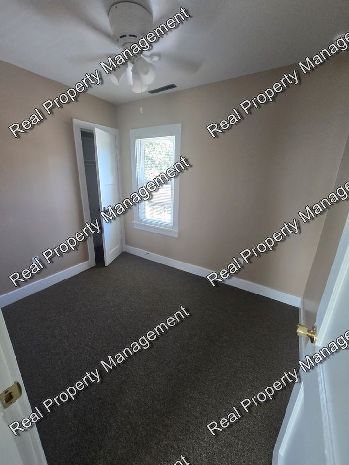 128 S Jackson St - Photo 5 of 7