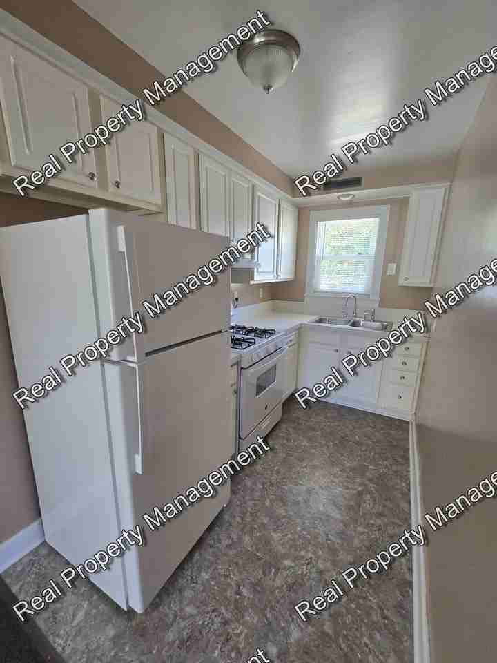 128 S Jackson St - Photo 6 of 7