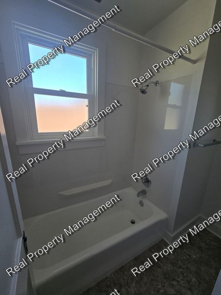 128 S Jackson St - Photo 7 of 7