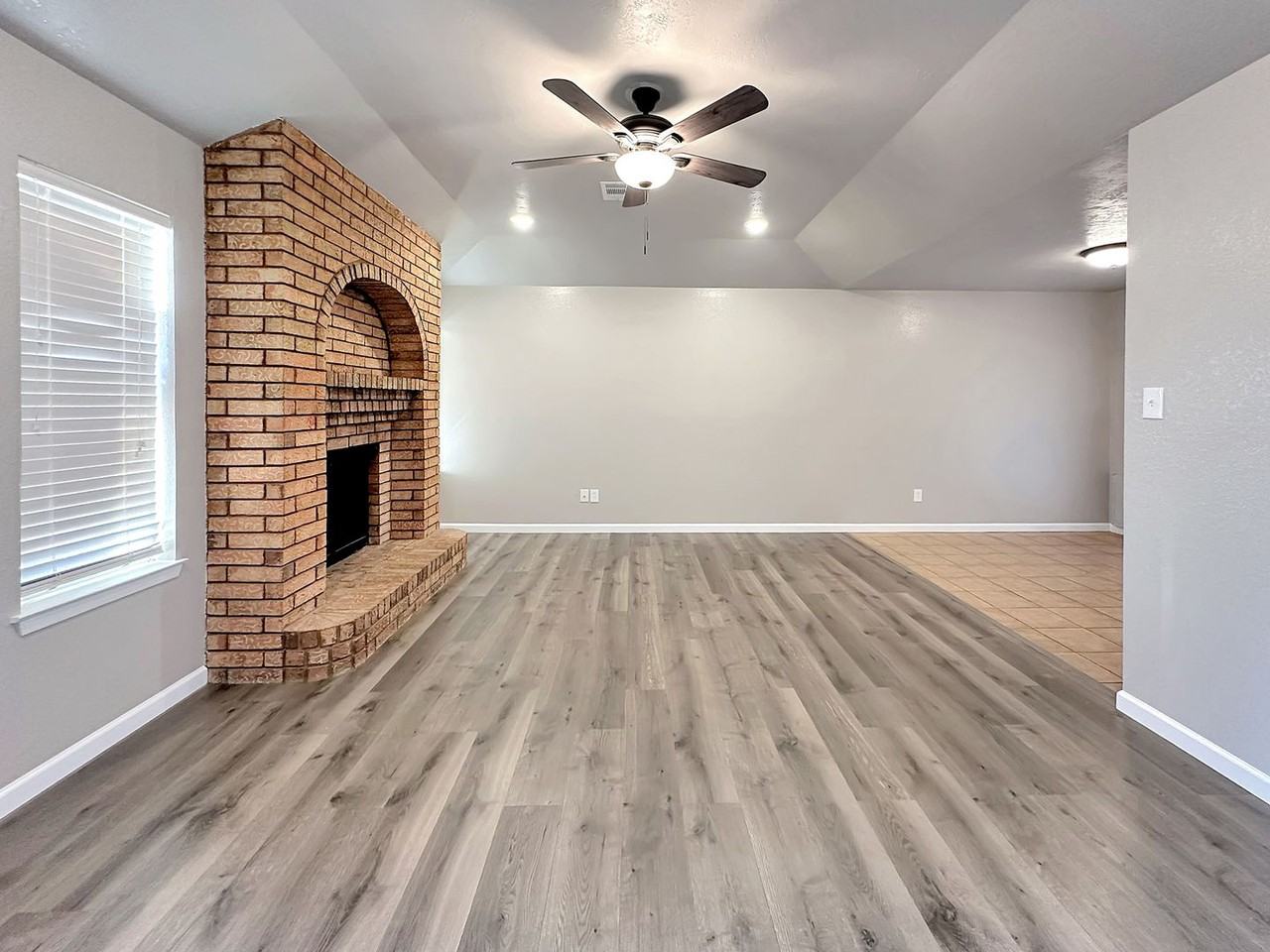 2912 N Morris Dr - Photo 2 of 9