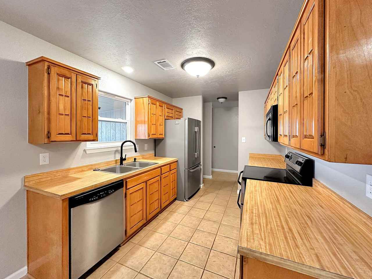 2912 N Morris Dr - Photo 3 of 9