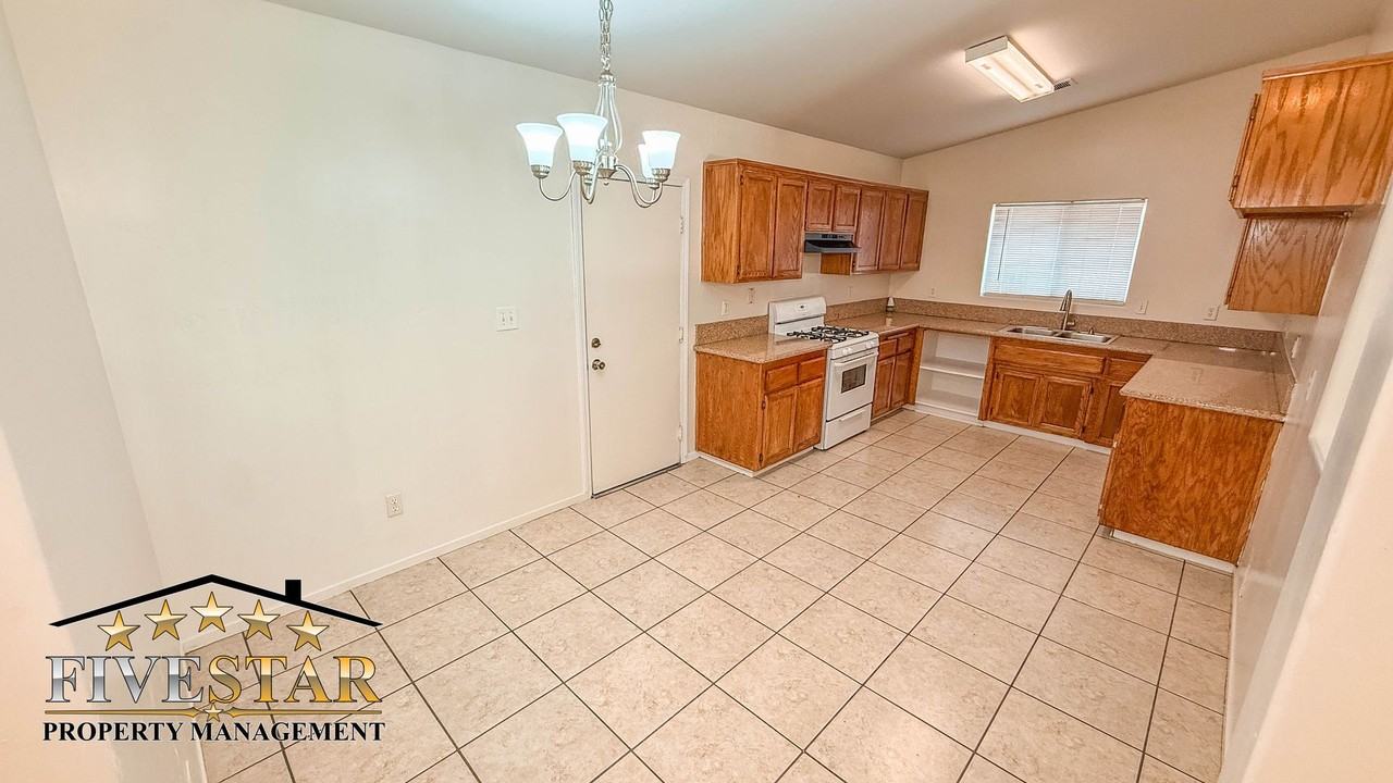 7408 Cross Glade St - Photo 5 of 23