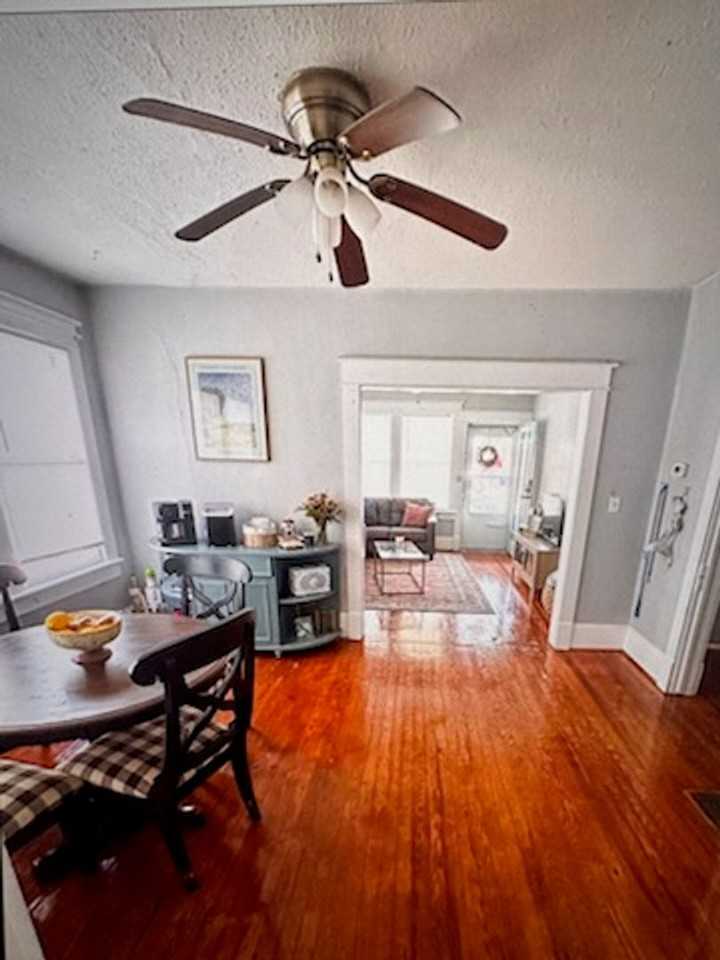 308 S Summit St - Photo 2 of 6