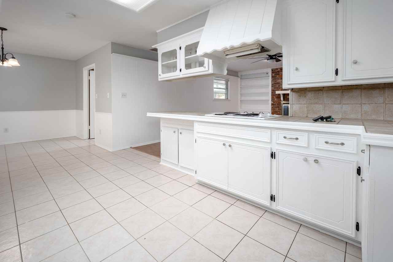 2321 Nw 48th St - Photo 4 of 26