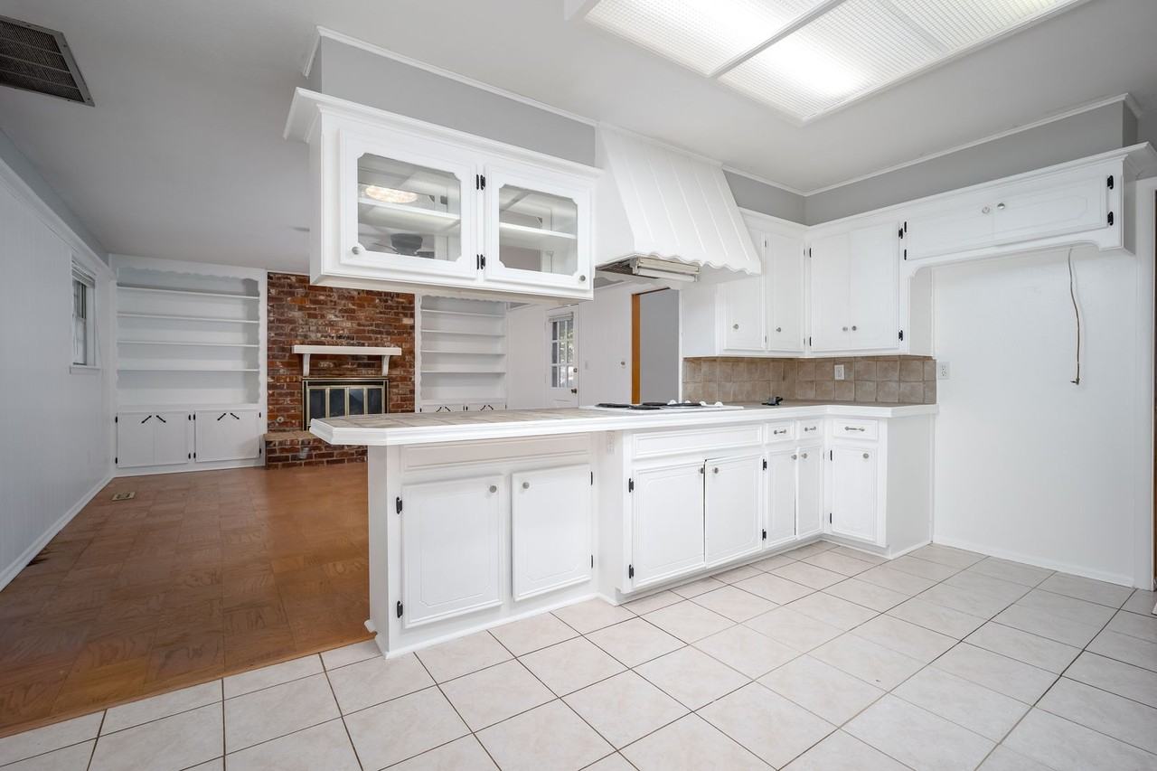2321 Nw 48th St - Photo 5 of 26