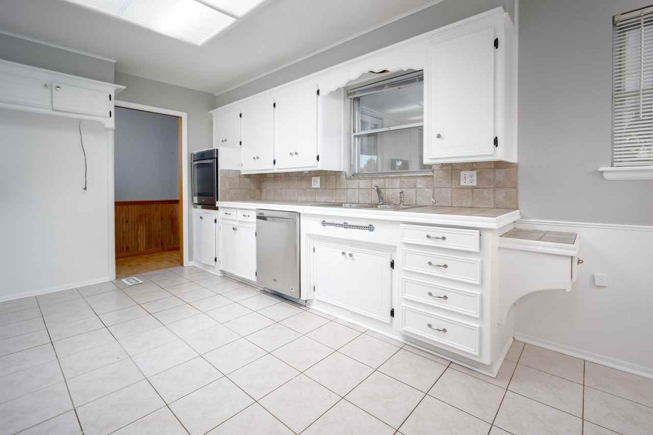 2321 Nw 48th St - Photo 6 of 26