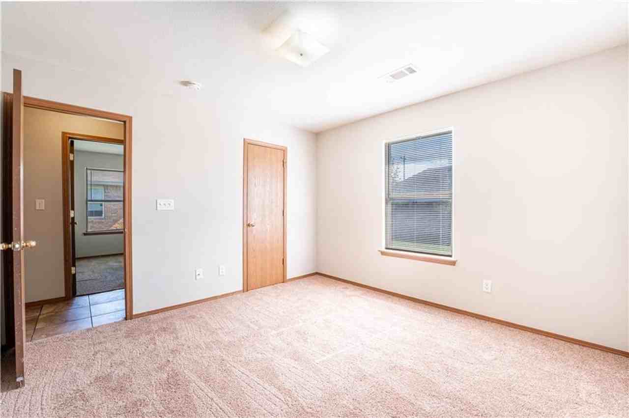 310 E Marietta Ct - Photo 5 of 33