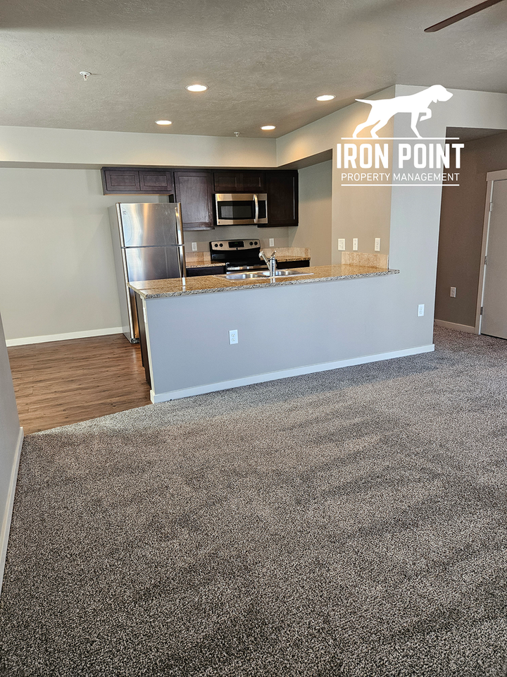 949 E Travel Ln - Photo 5 of 30