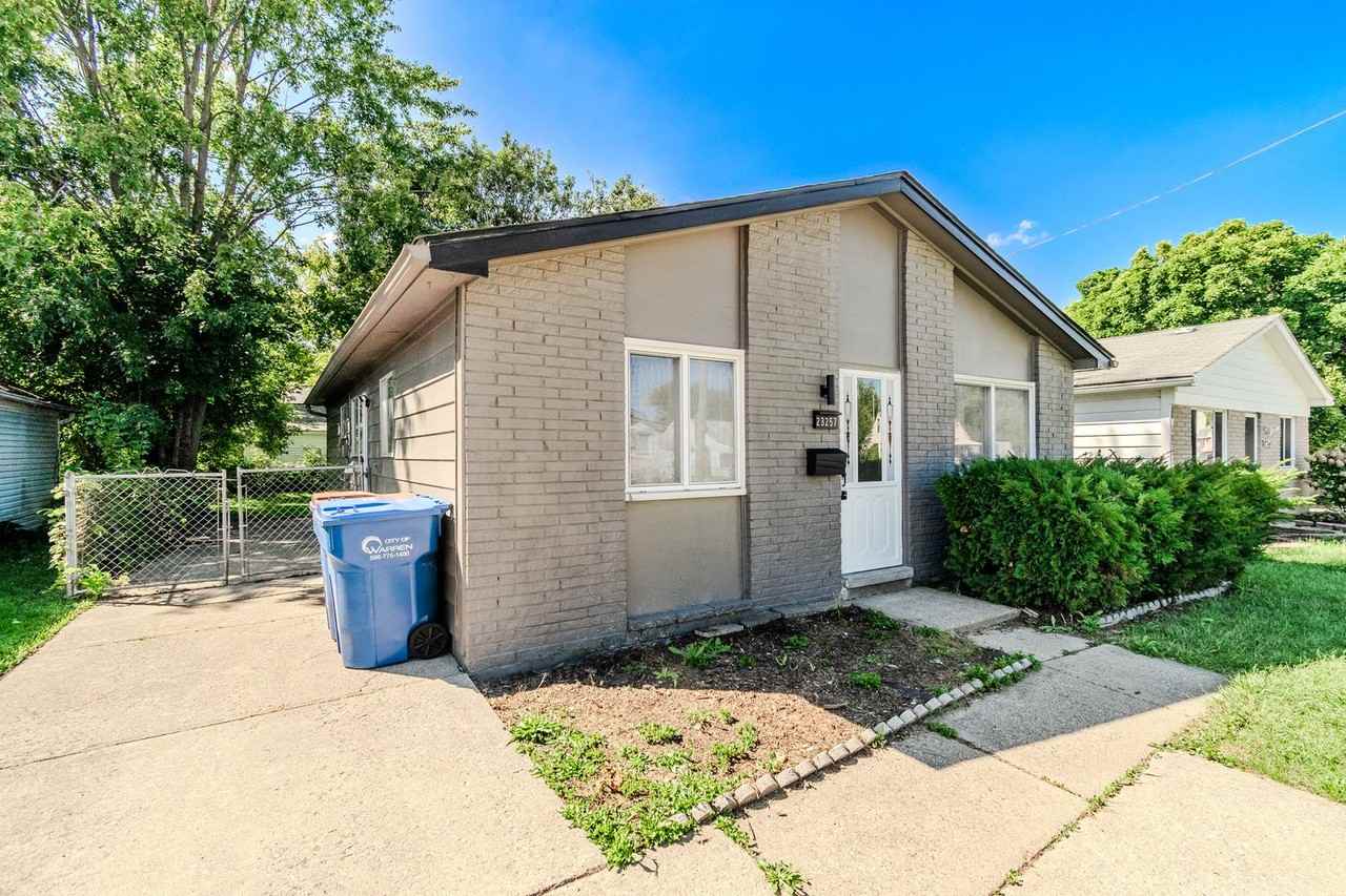 23257 Stewart Ave - Photo 2 of 11