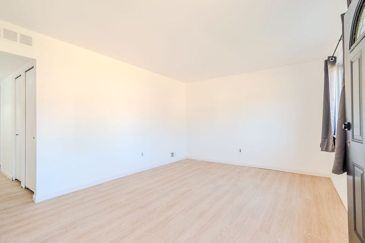 23257 Stewart Ave - Photo 3 of 11