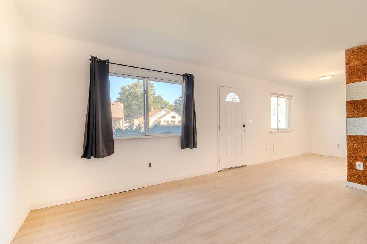 23257 Stewart Ave - Photo 4 of 11