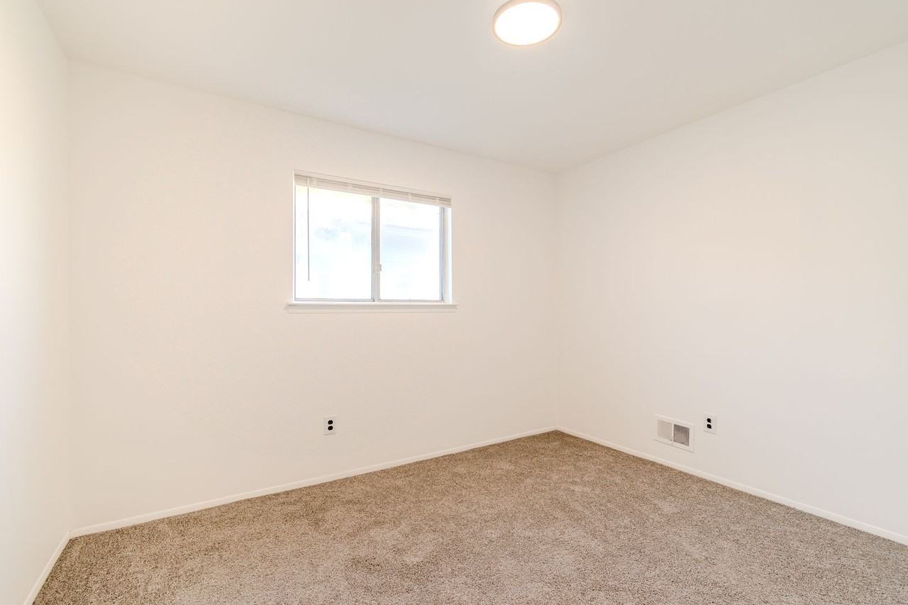 23257 Stewart Ave - Photo 5 of 11