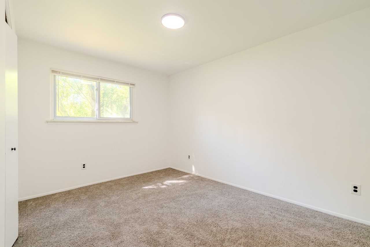 23257 Stewart Ave - Photo 6 of 11