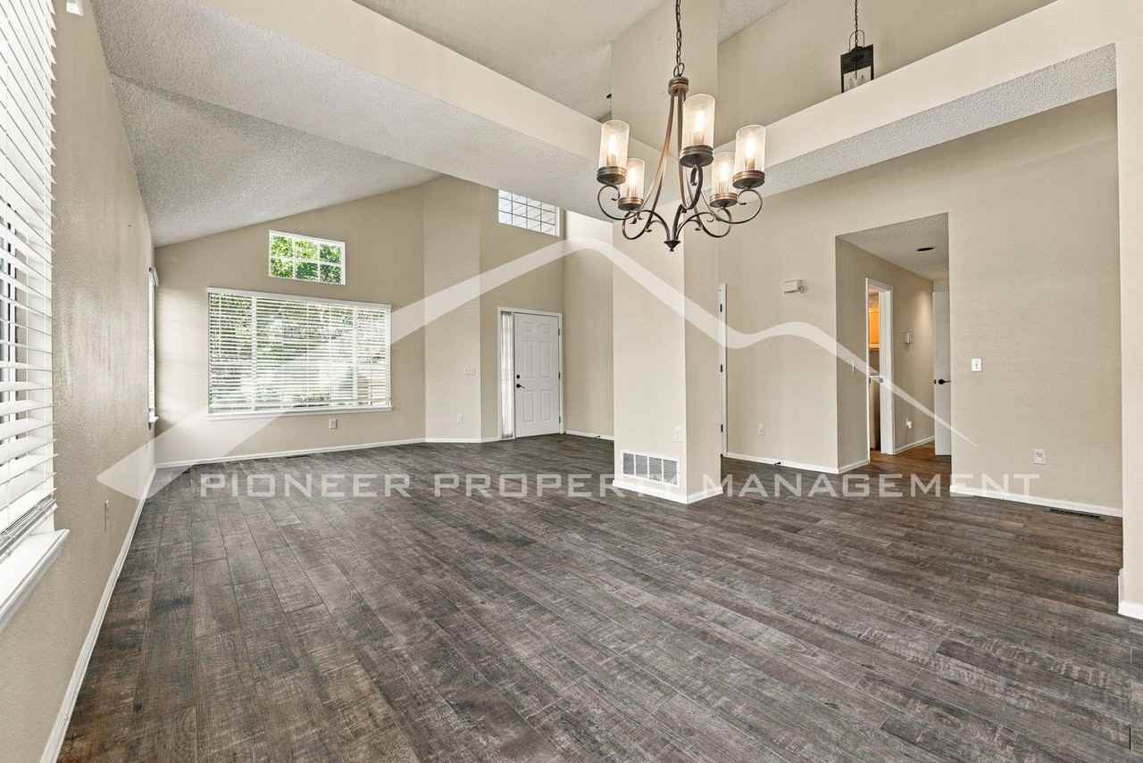 9603 Laredo St - Photo 5 of 35