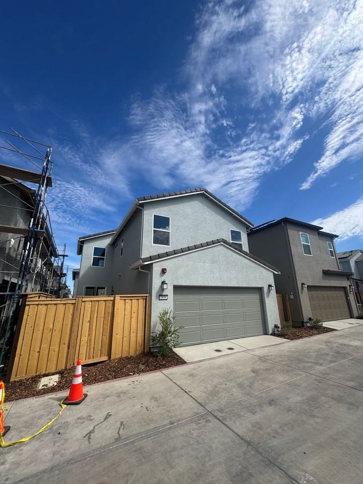 2814 Stargaze Ln - Photo 2 of 18
