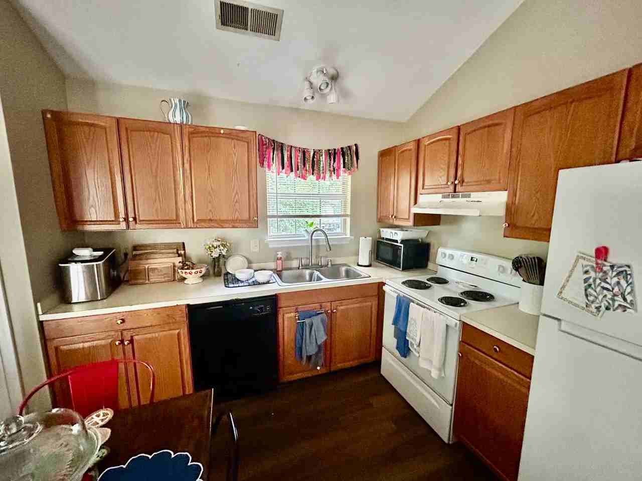 238 Rose St #B - Photo 3 of 10