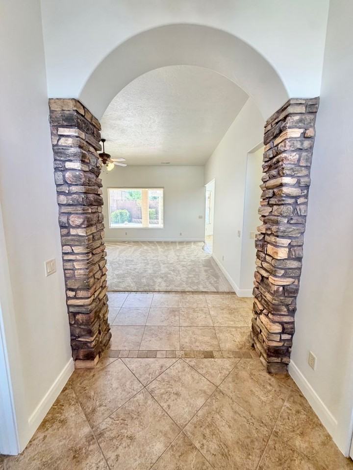 988 E Silver Falls Dr - Photo 7 of 37