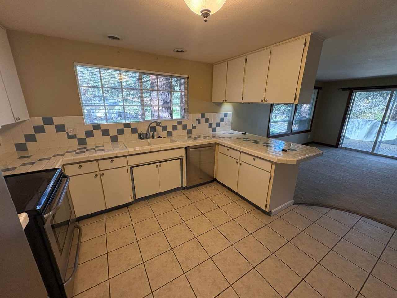 20766 Canterbury Ct - Photo 5 of 16