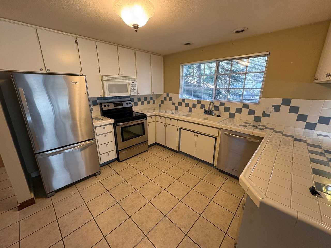 20766 Canterbury Ct - Photo 6 of 16