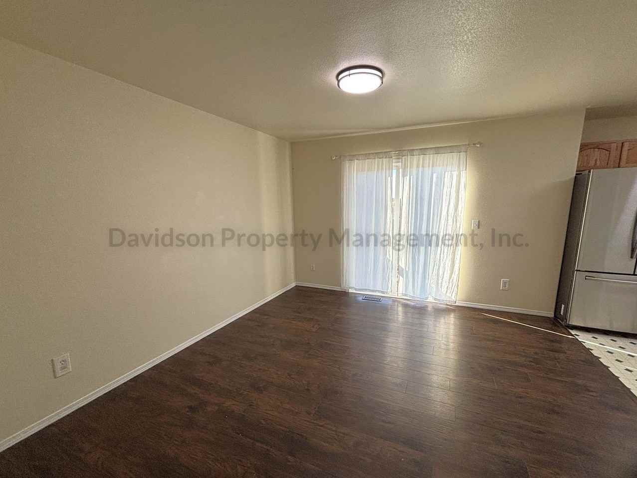 1045 Lords Hill Dr - Photo 4 of 11