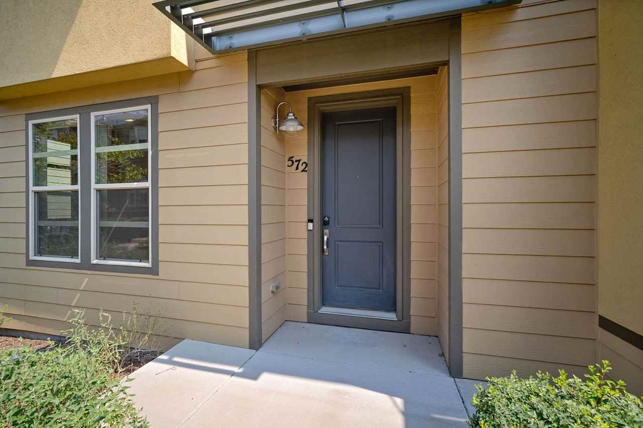 572 S Vance Ct - Photo 2 of 15