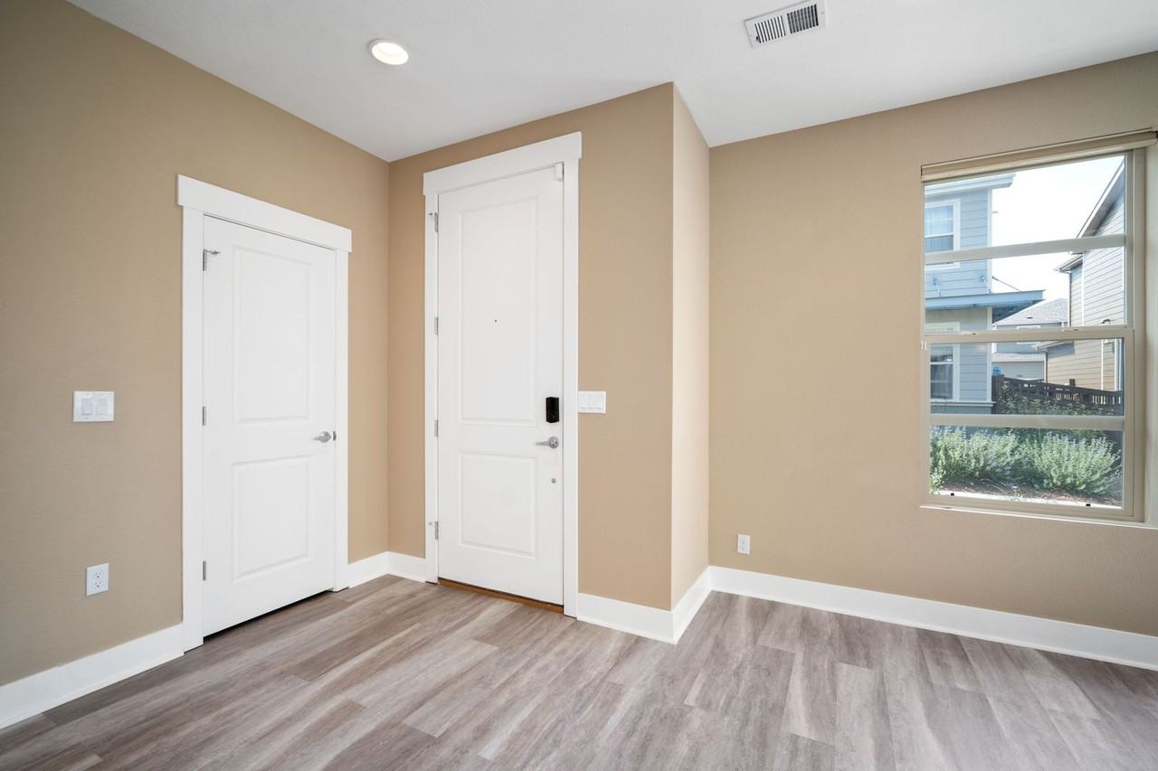 572 S Vance Ct - Photo 3 of 15