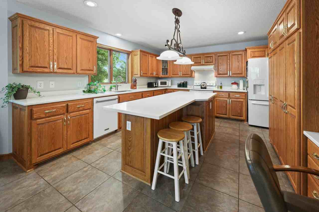 1903 Meadowrose Blvd - Photo 2 of 40