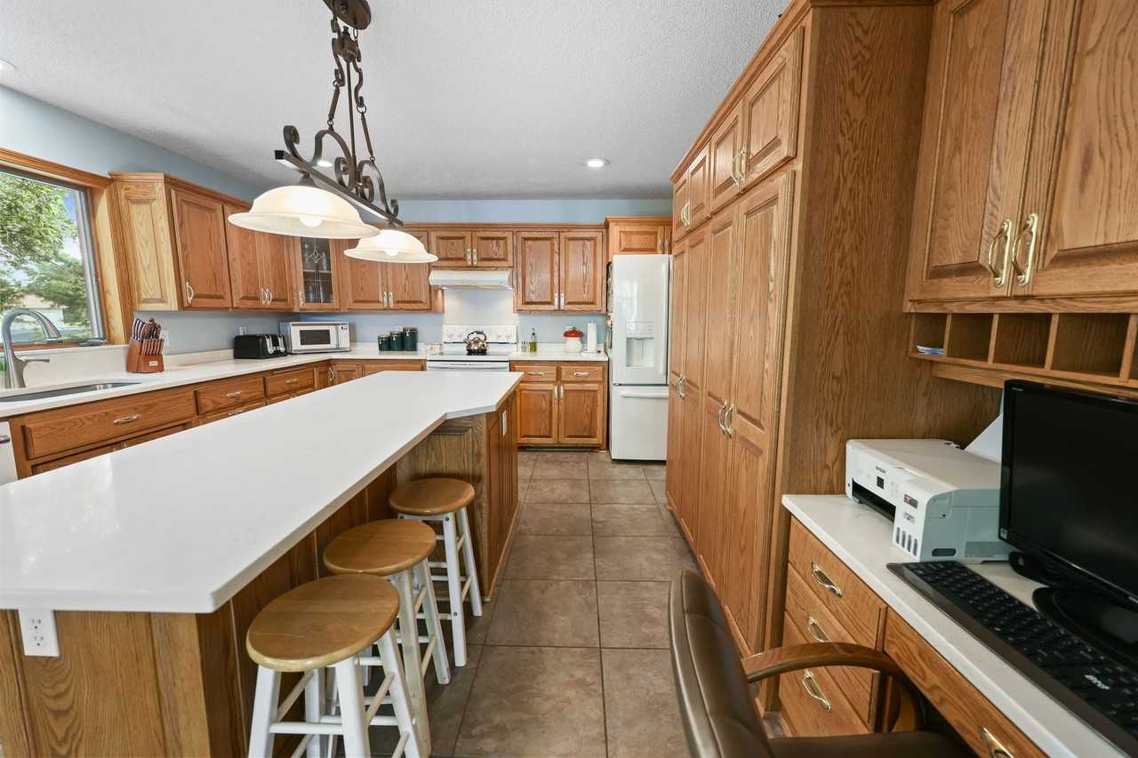 1903 Meadowrose Blvd - Photo 5 of 40
