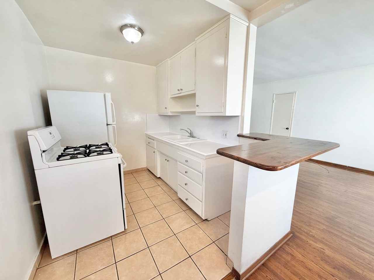 932 Wilcox Ave - Photo 4 of 27