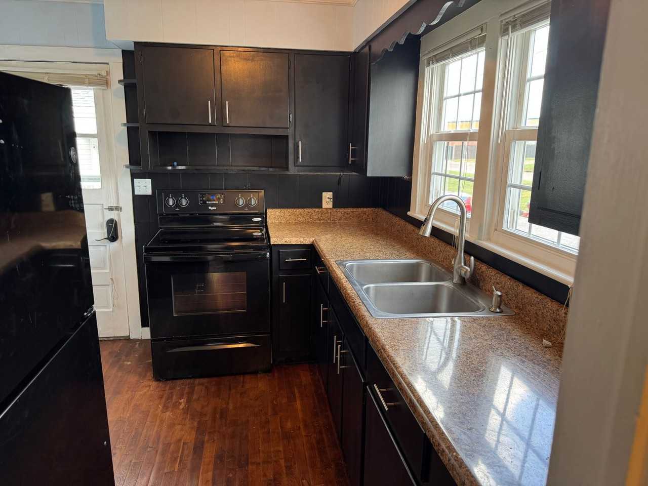 2205 Stadium Dr - Photo 4 of 10