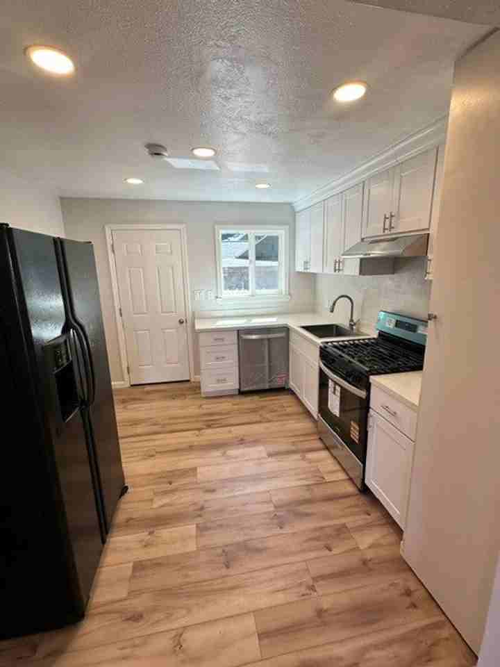 2732 Young St #3 - Photo 5 of 11