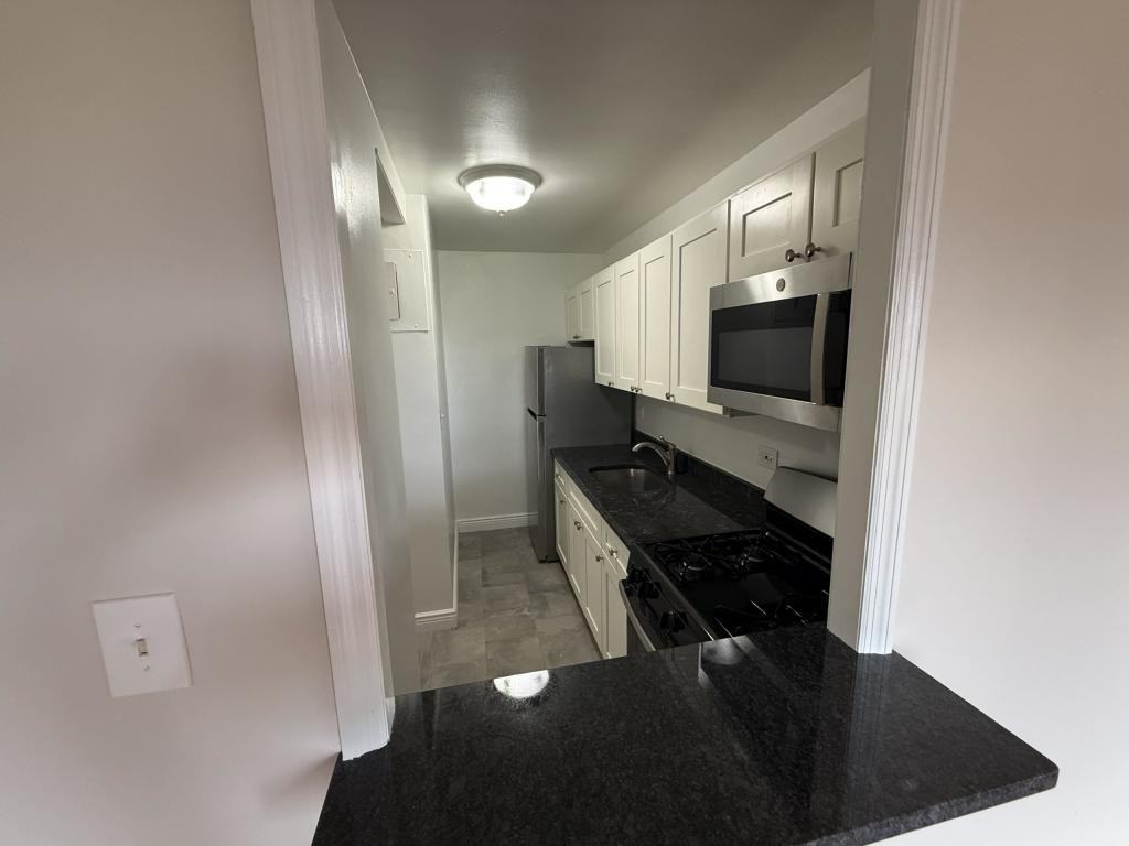 50 Guion Pl - Photo 4 of 11